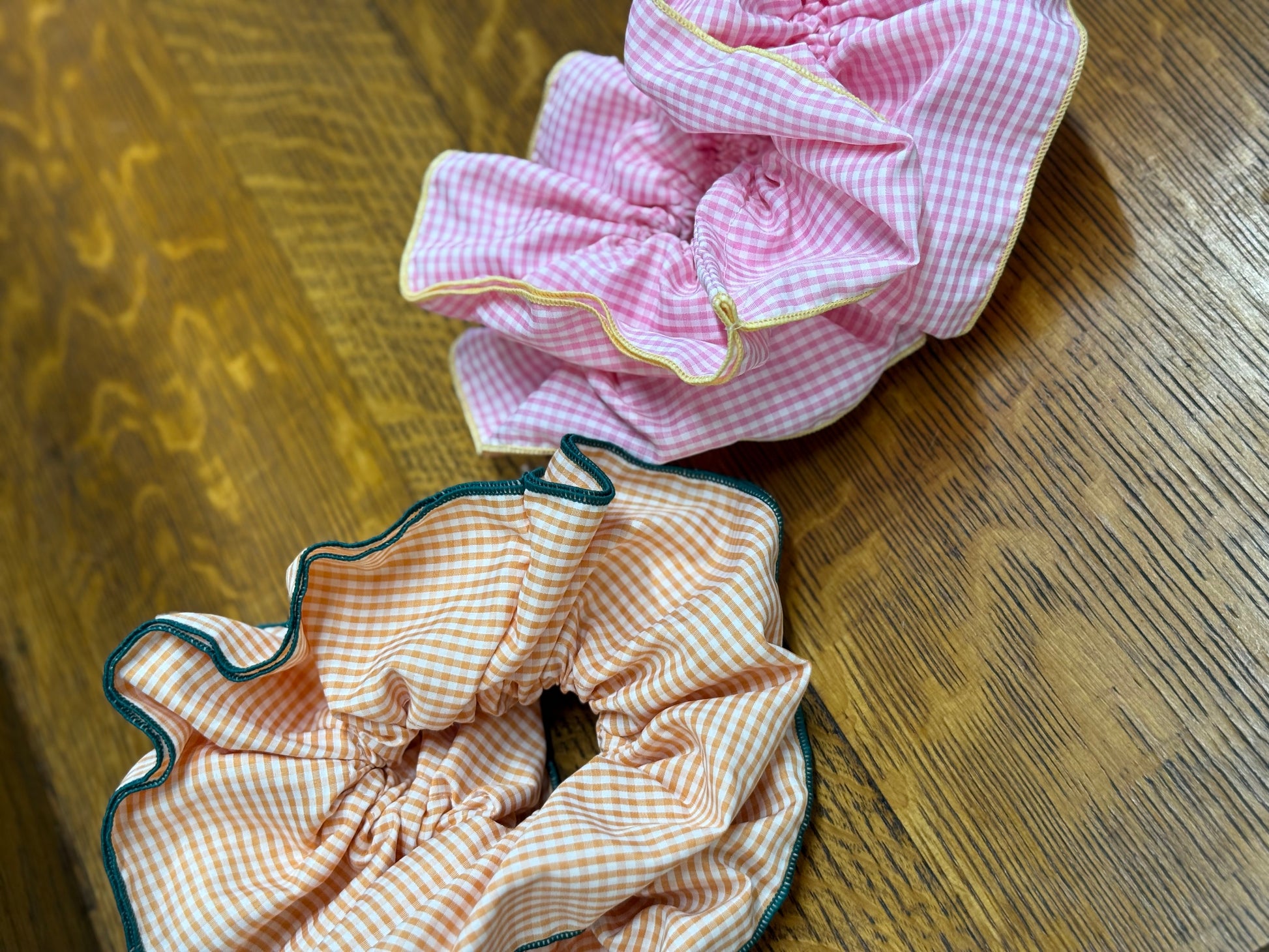 RUFFLED HAIR SCRUNCHIE