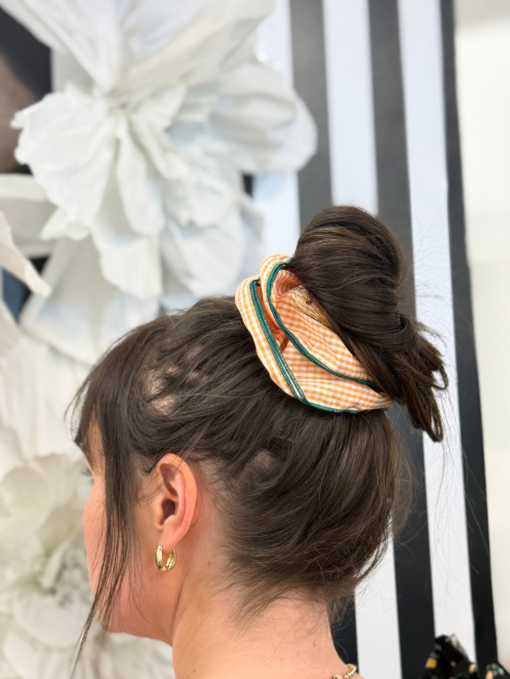 RUFFLED HAIR SCRUNCHIE