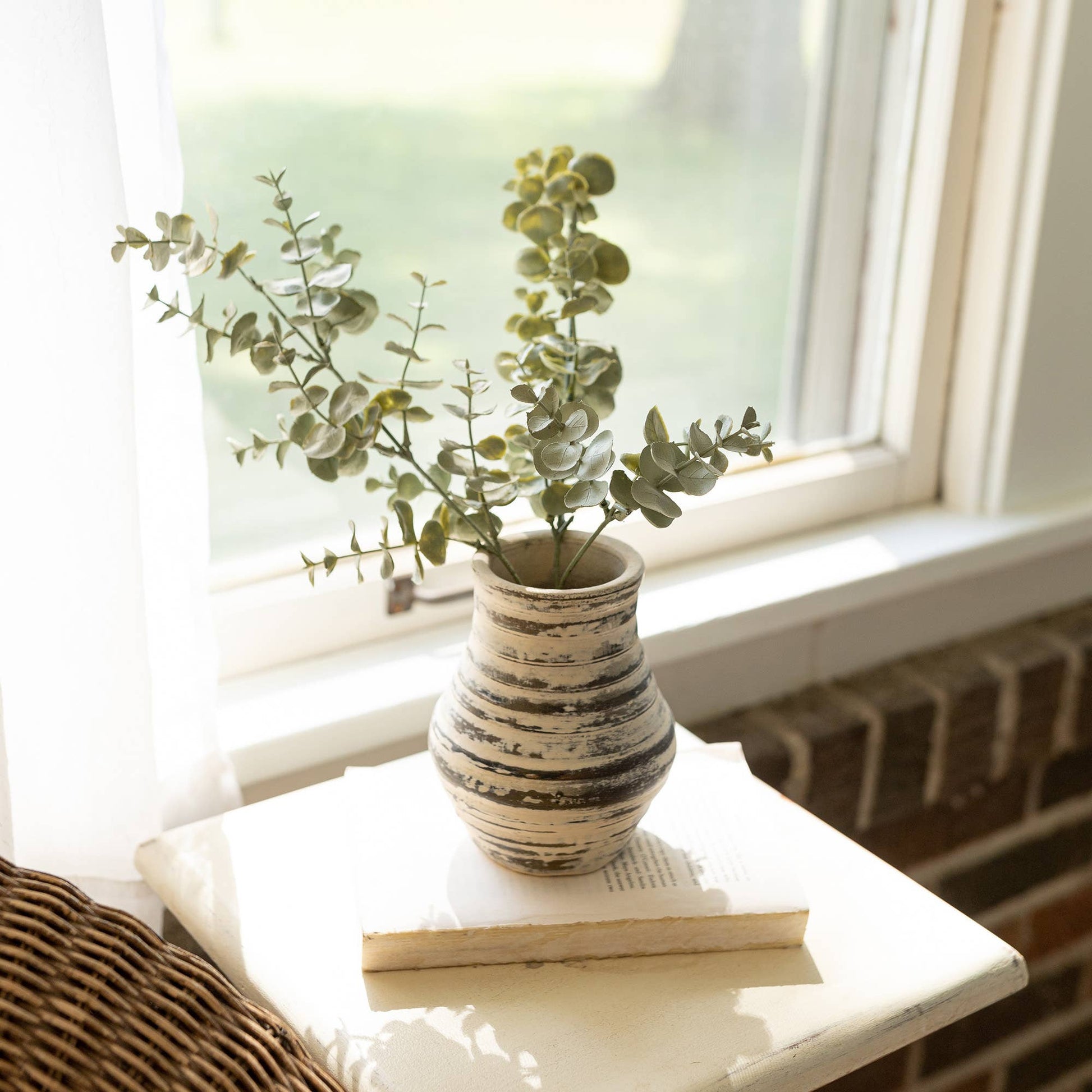 Distressed Ribbed Bud Vase